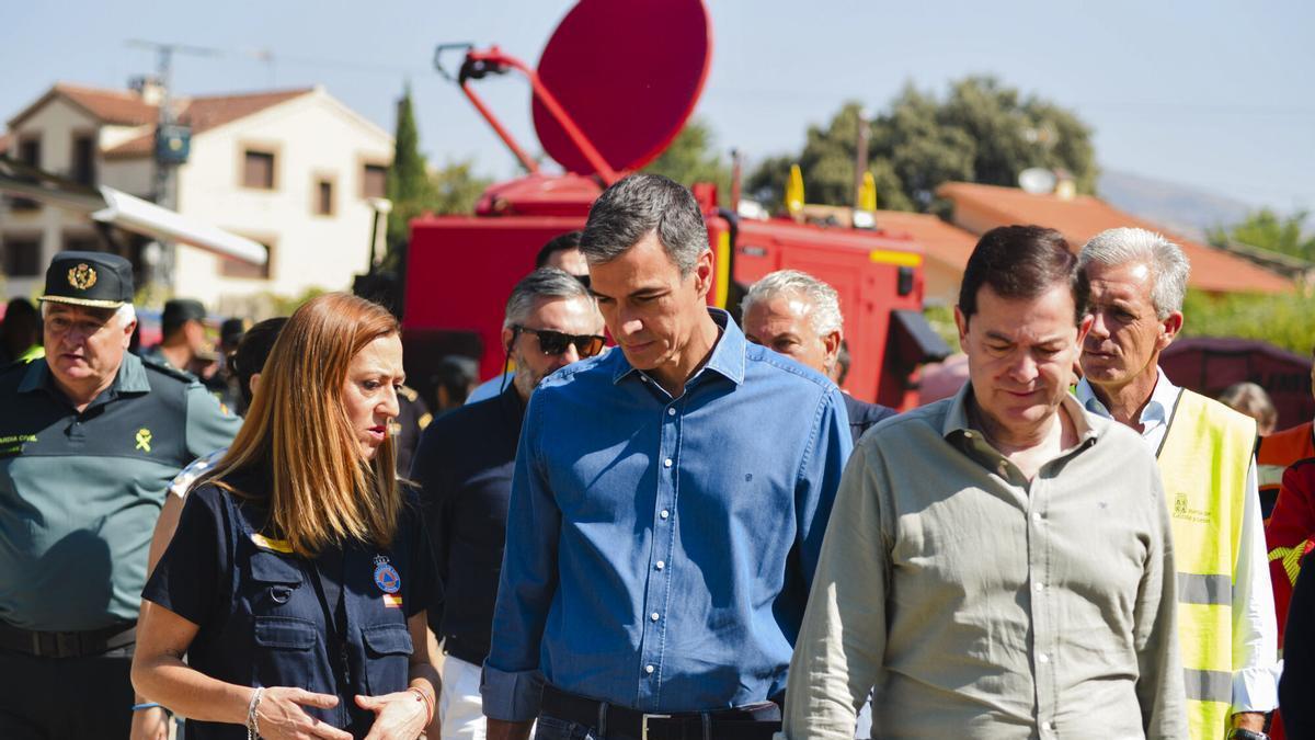 El presidente del Gobierno, Pedro Sánchez, el presidente de la Junta de Castilla y León, Alfonso Fernández Mañueco y la directora general de Protección Civil y Emergencias, Virginia Barcones, este domingo en Ávila.