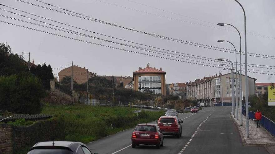 Varios coches circulan por la zona donde está proyectado el enlace de Meicende.