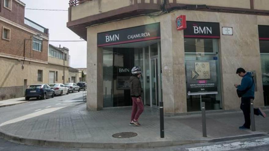 Atracan con una pistola un banco y se dan  a la fuga tras robar 600 euros en Las Bayas