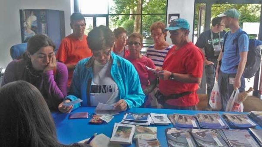 Un grupo de peregrinos recogen información, ayer, en el albergue de Porriño.  // D.P.