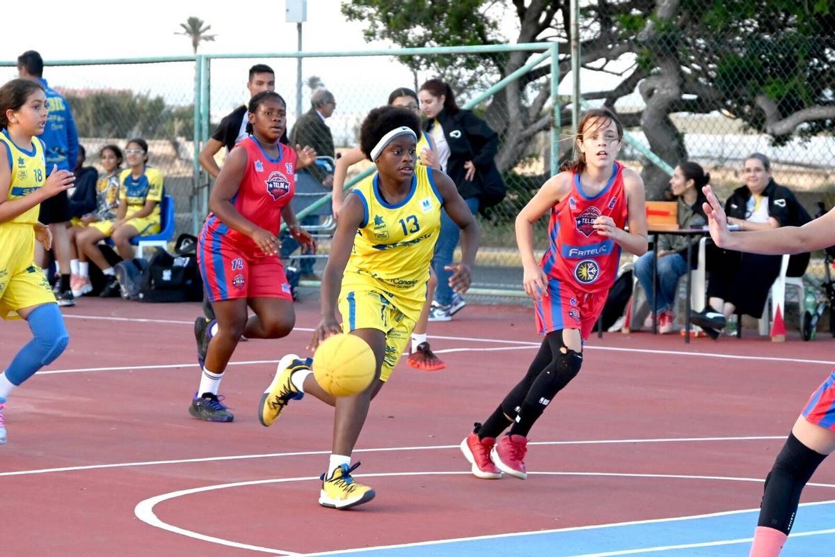 La jugadora del Spar Gran Canaria Fabiola Mbulito durante un partido.