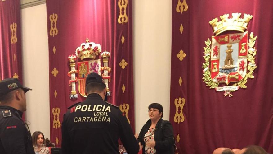 La Policía desaloja a Ciudadanos del pleno por orden de José López y el PP lo abandona