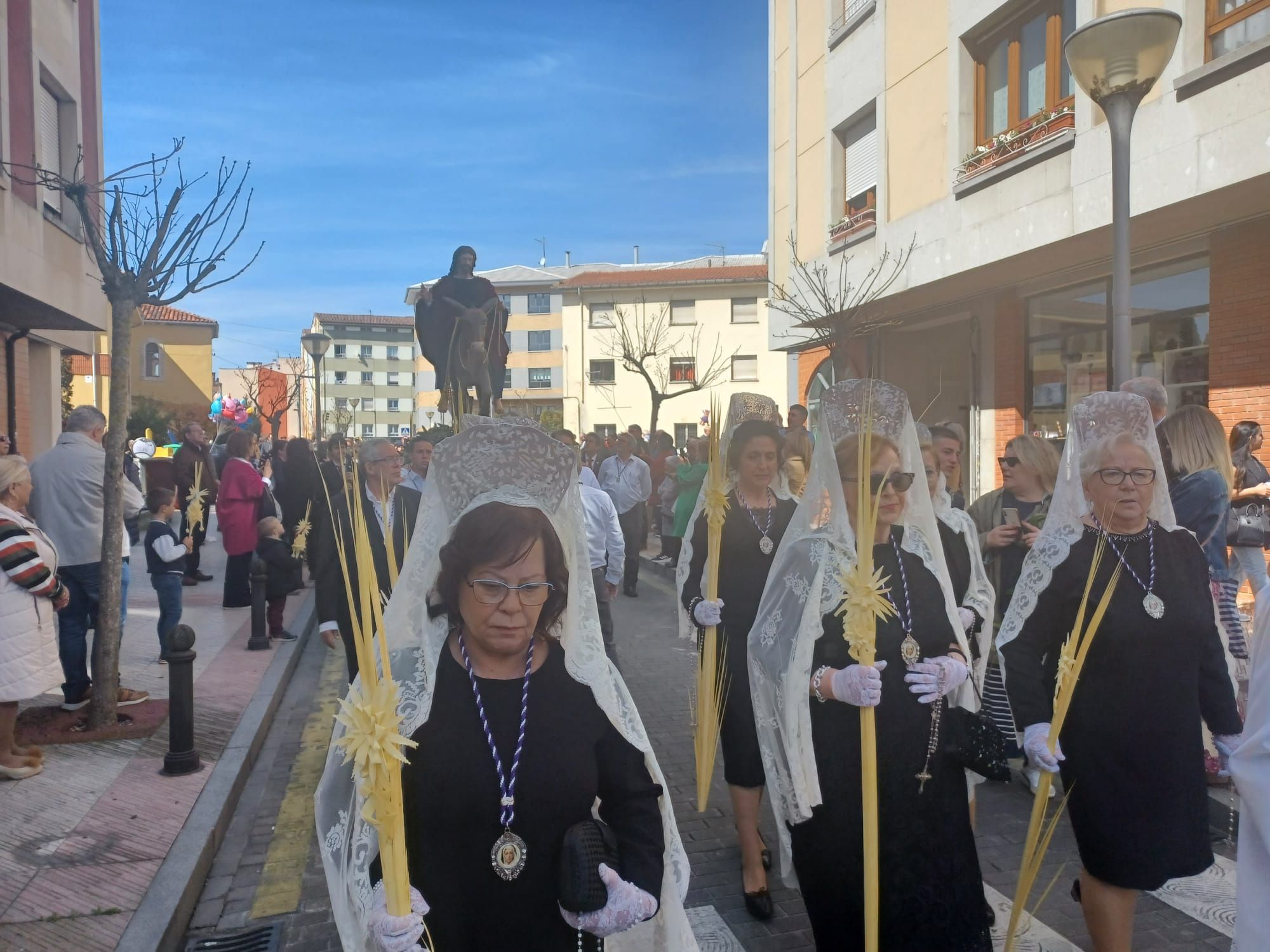 La Borriquilla apasiona en su primera procesión en Lugones, con cientos de vecinos en las calles