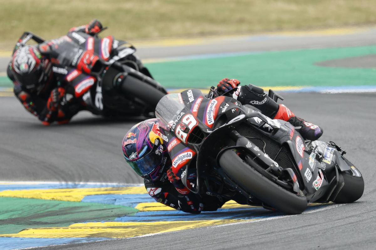 Le Mans (France), 10/05/2026.- Aprilia Racing rider Jorge Martin of Spain (front) and Aprilia Racing rider Marco Bezzecchi of Italy (back) in action in action during the MotoGP race at the French Motorcycling Grand Prix in Le Mans, France, 10 May 2026. (Motociclismo, Francia, Italia, España) EFE/EPA/YOAN VALAT