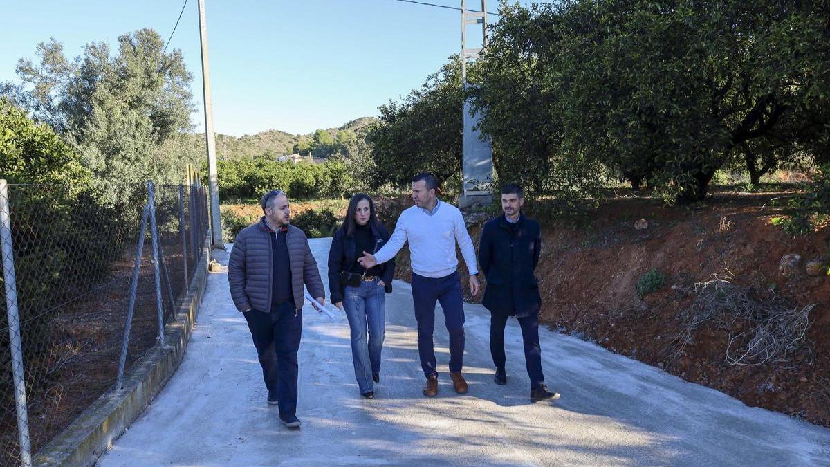 Mompó y la alcaldesa de Carcaixent, este viernes, en la visita a las obras de reparación de un camino.