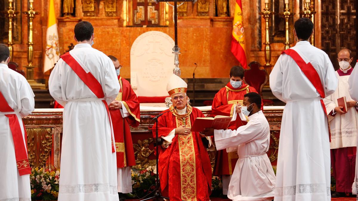 El obispo de Córdoba ordena a siete nuevos sacerdotes en la Catedral