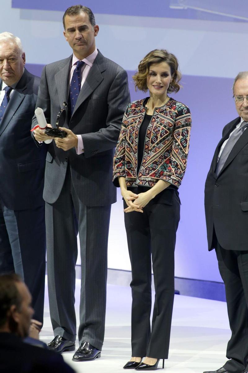 Letizia Ortiz de negro con chaqueta de Zara