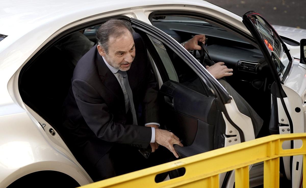 El jutge manté Ábalos i Koldo en llibertat després que l’exministre negués haver cobrat comissions i dir que no es reconeixia en els àudios