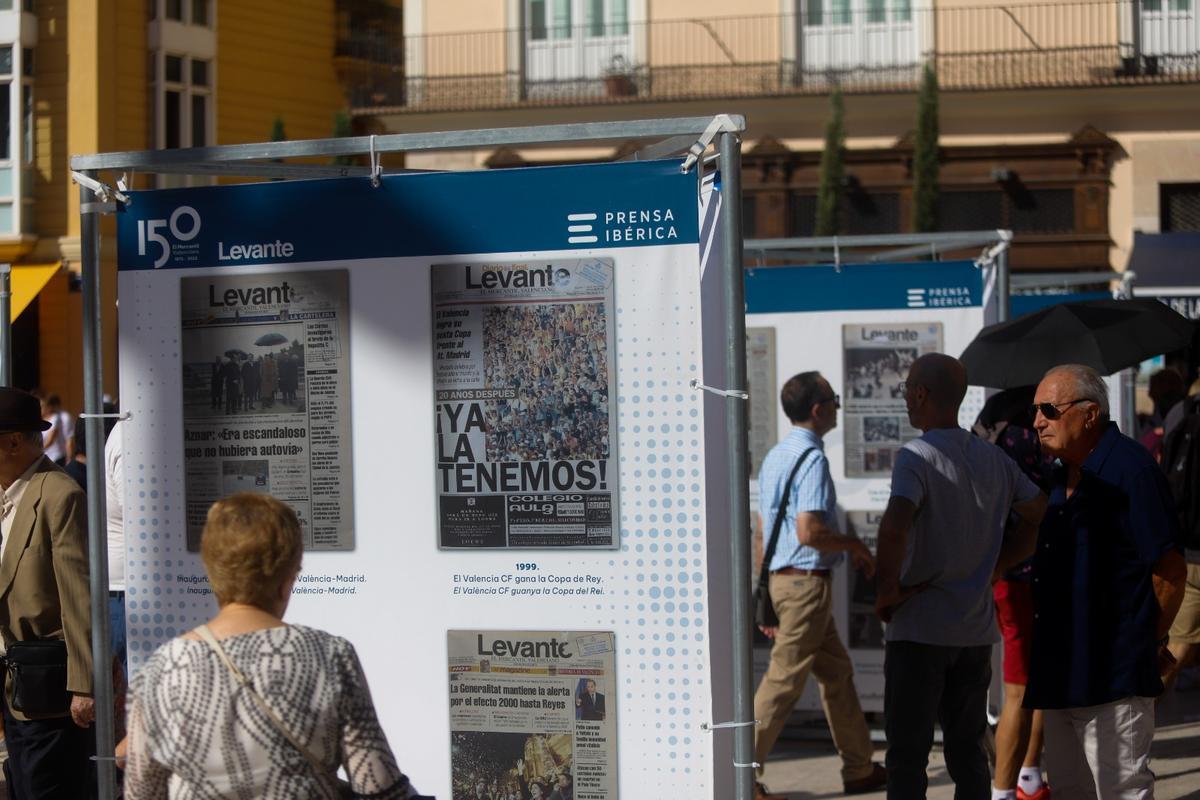 El público descubre la exposición de Levante-EMV en la plaza de la Reina de València El público descubre la exposición de Levante-EMV en la plaza de la Reina de València