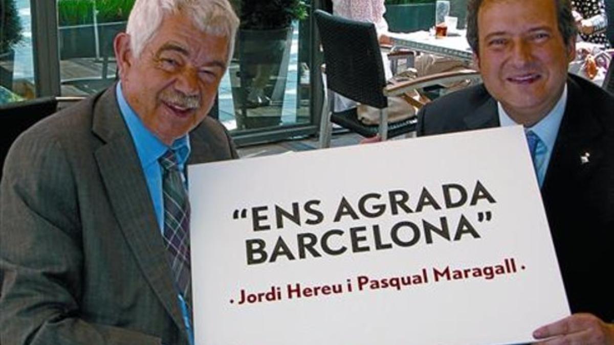 Pasqual Maragall y Jordi Hereu, con el lema de la campaña electoral del candidato socialista, ayer.