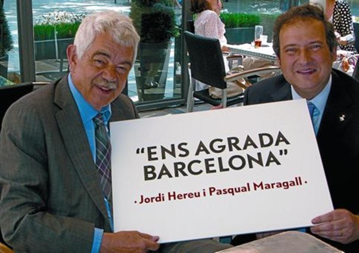 Pasqual Maragall i Jordi Hereu, amb el lema de la campanya electoral del candidat socialista, ahir.