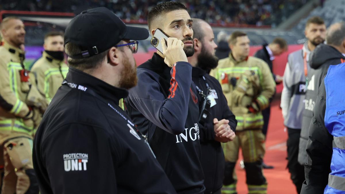 Yannick Carrasco trata de hablar con sus familiares en el estadio Rey Balduino de Bélgica.