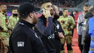 Yannick Carrasco trata de hablar con sus familiares en el estadio Rey Balduino de Bélgica.