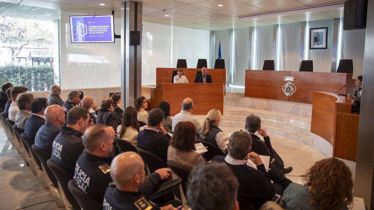Mesa contra el intrusismo en el Consell de Ibiza.