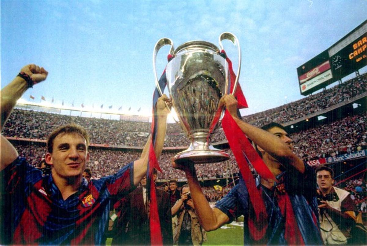 El centrecampista i Ferrer mostren el trofeu de la Champions a l’afició del Camp Nou el maig del 1992.