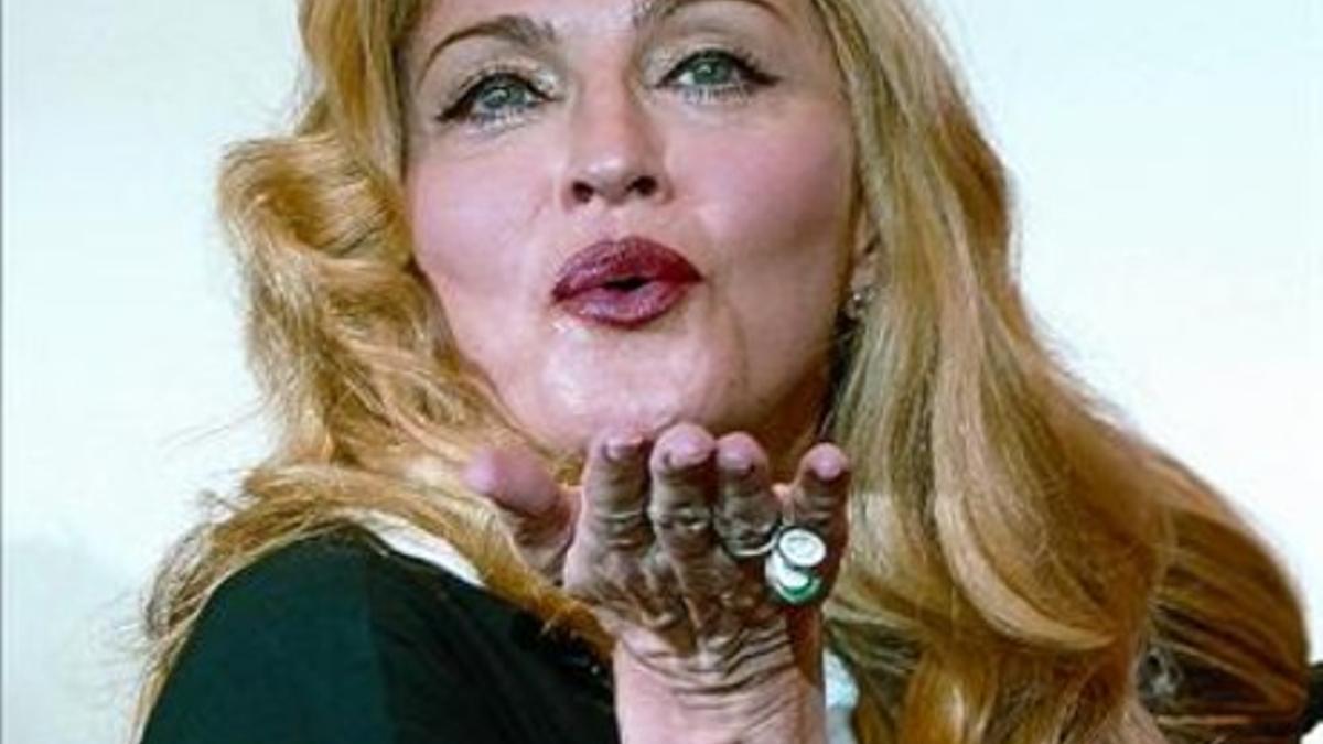 Madonna lanza un beso a los fotoperiodistas ayer en Venecia.