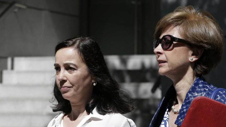 Ana Isabel Arias, a la izquierda, con su abogada.
