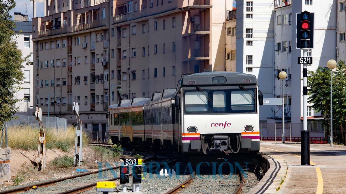 Un tren saliendo de la estación de Alcoy, con los elementos del nuevo sistema de bloqueo de la vía que se han instalado.