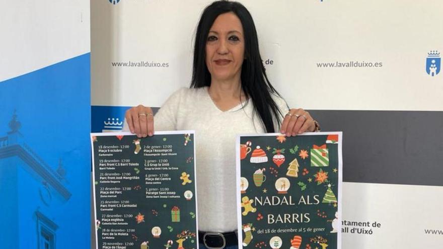 La edila de Dinamización de Barrios, Elena Pérez, con el cartel de la iniciativa. | MEDITERRÁNEO