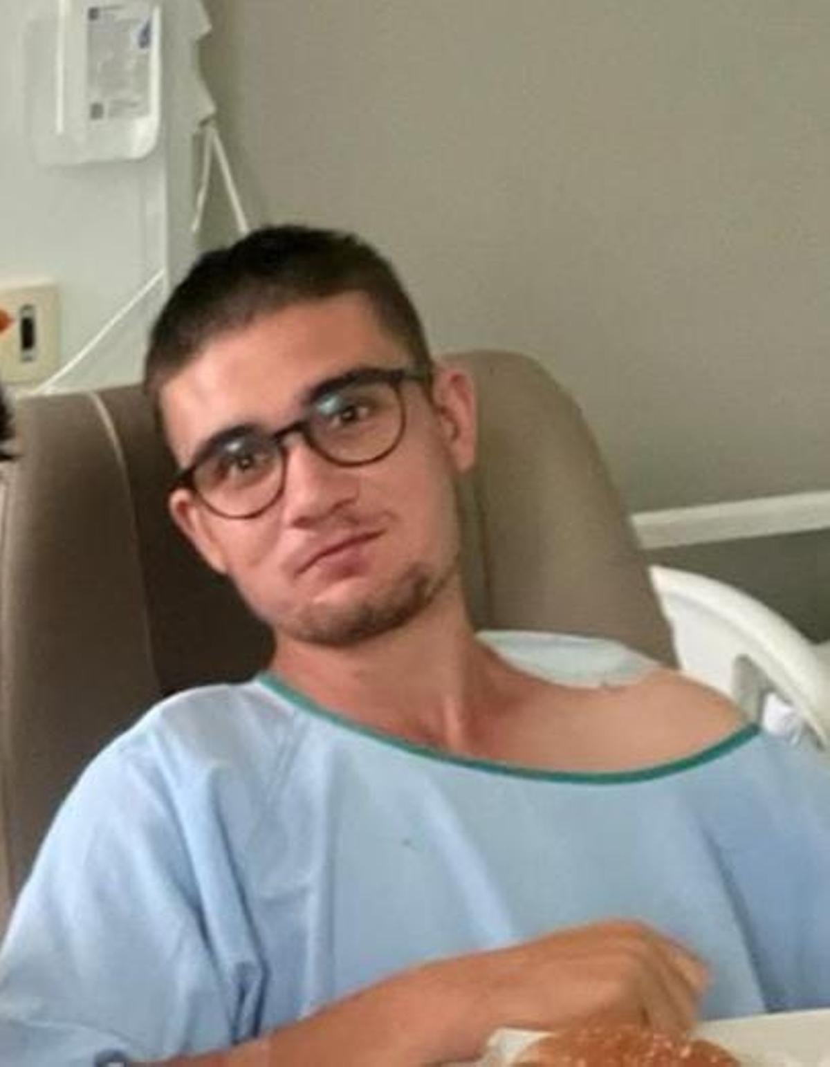 El joven, durante su estancia en el hospital.