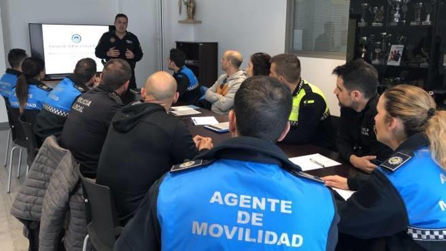 El jefe de la Policía instruye a los nuevos agentes.