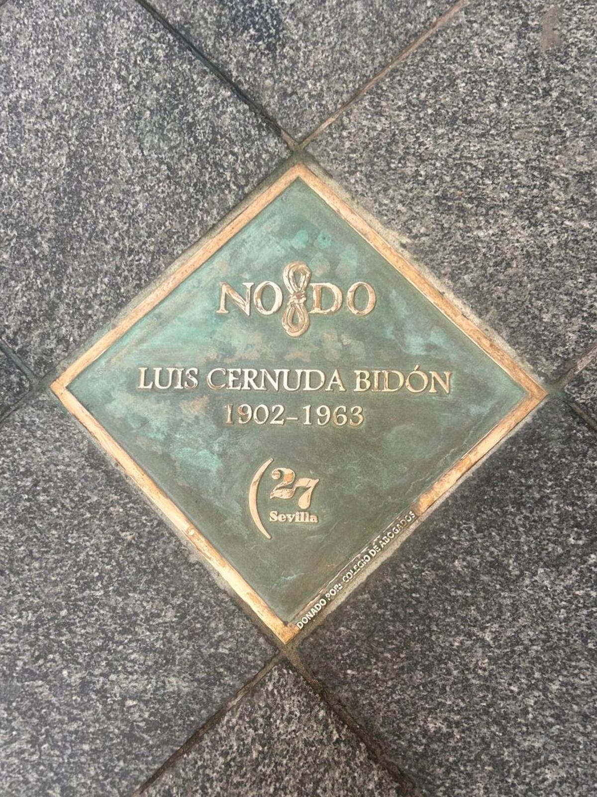 La placa de Luis Cernuda con la ya rectificada tilde sobre la letra "i".