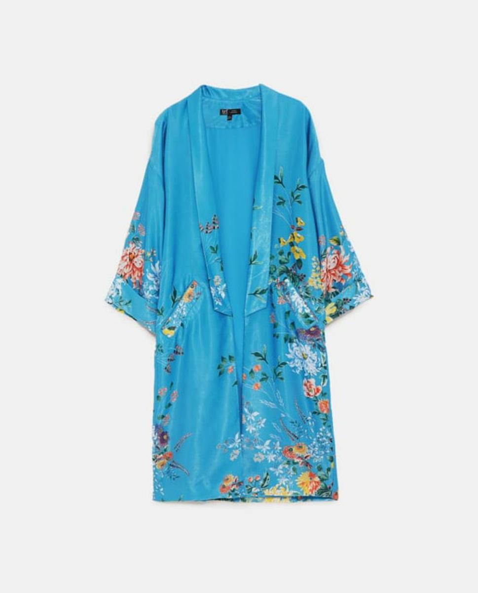 Kimono turquesa con estampado floral, de Zara