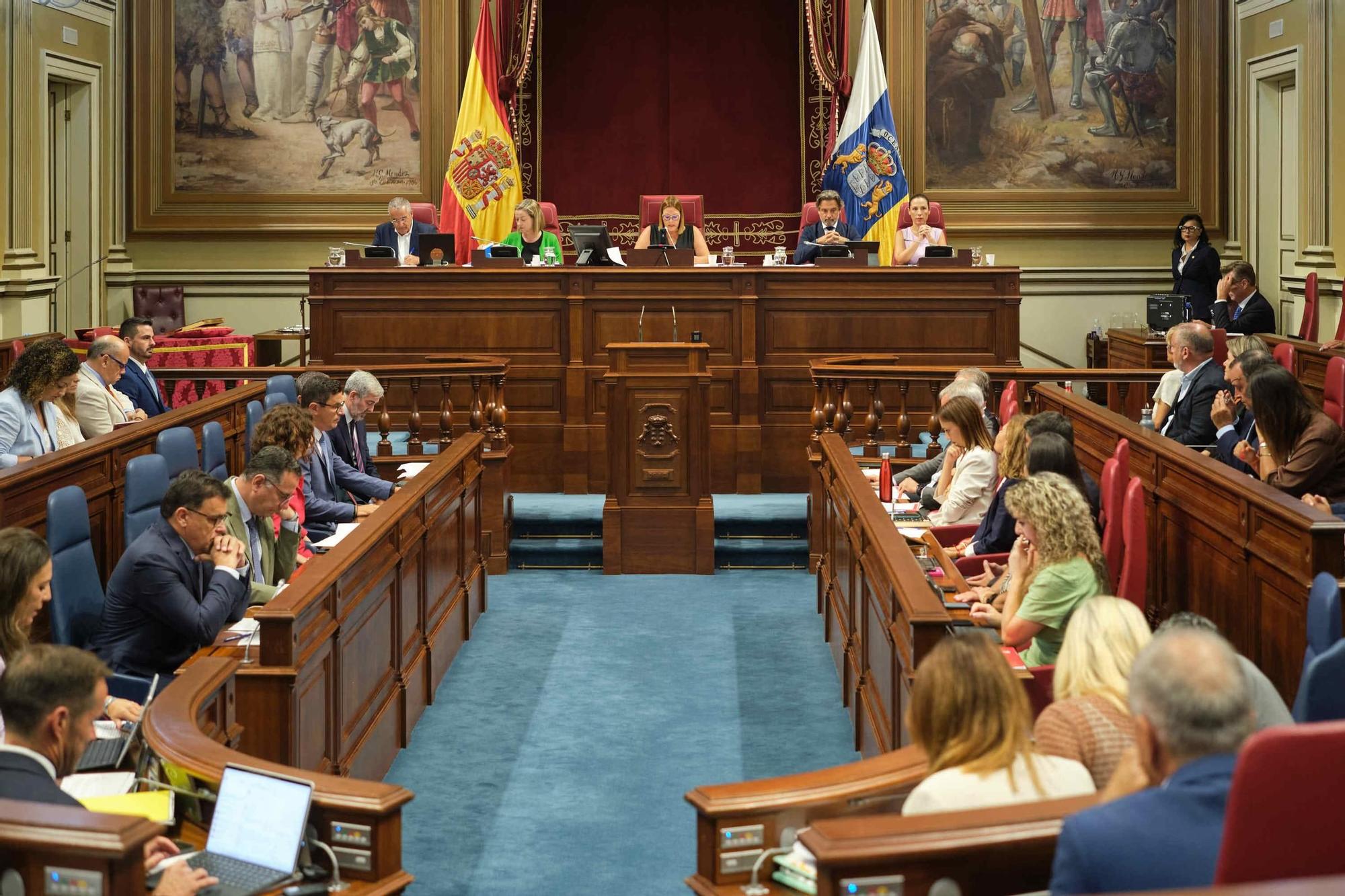 Primera sesión plenaria del Parlamento de Canarias