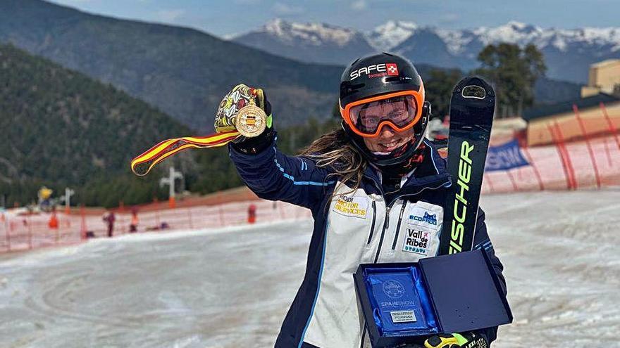 Núria Pau, amb la medalla de campiona.