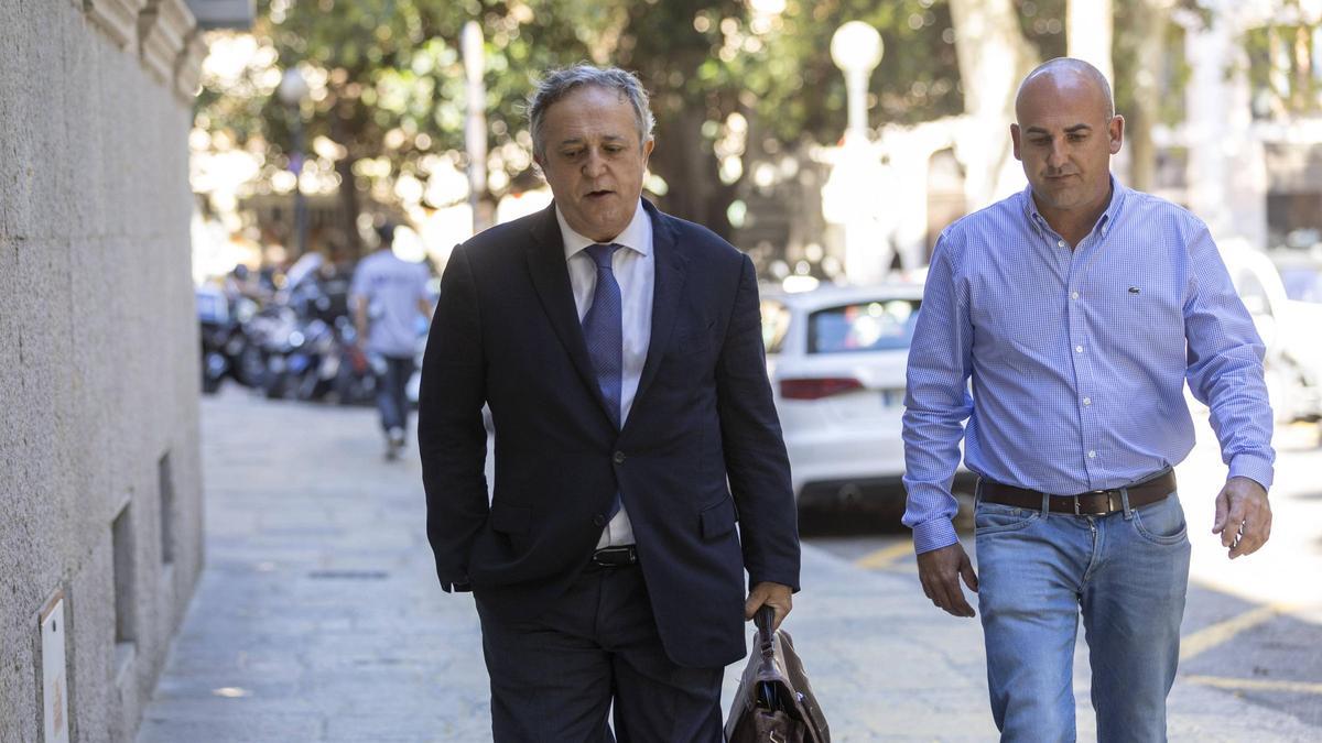 El exconcejal de playas acusado (derecha), junto a su abogado, en la Audiencia de Palma.