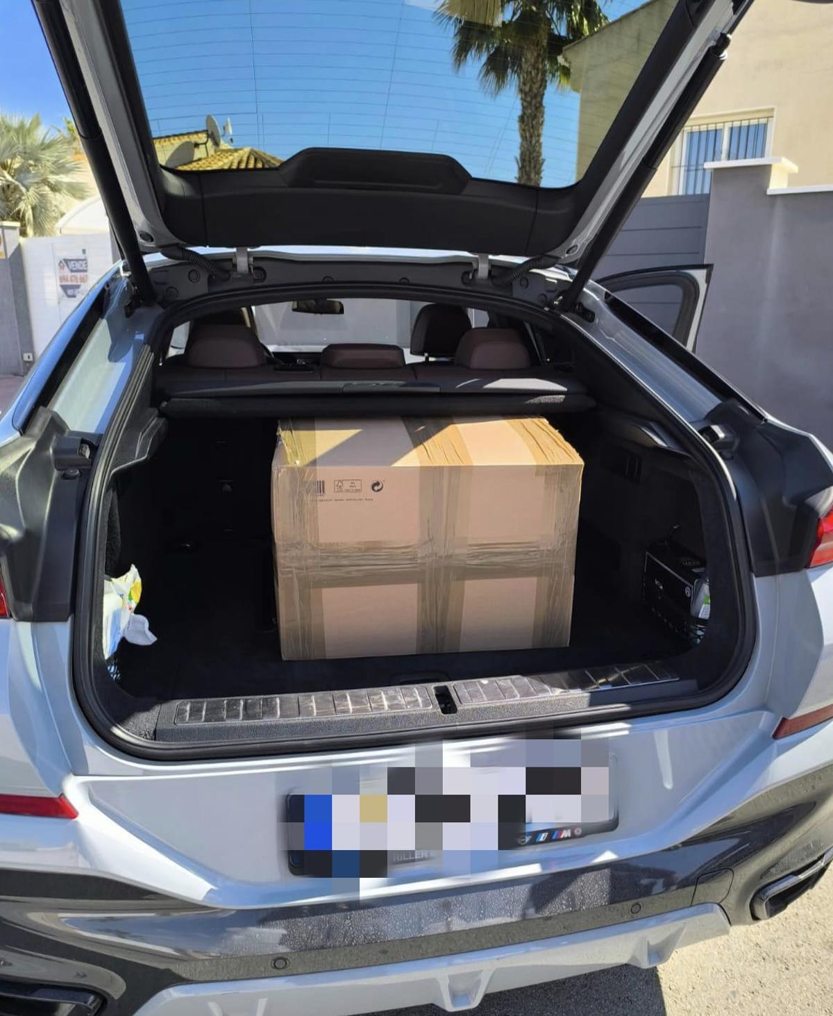 Los agentes hallan una caja de cartón en el maletero