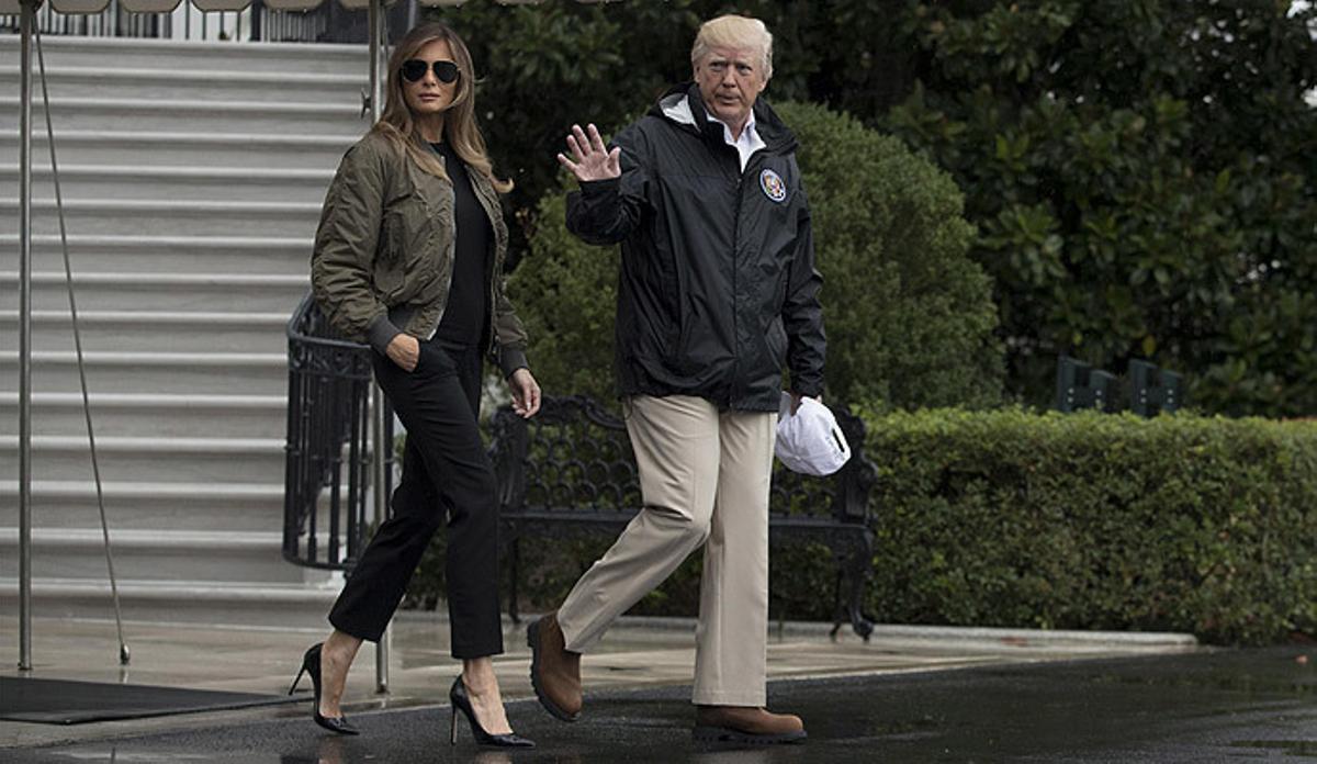 Críticas a Melania por sus tacones camino de Texas
