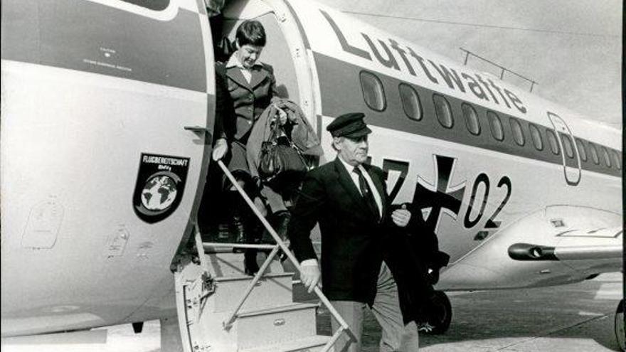 Helmut und Loki Schmidt bei ihrer Ankunft in Palma im Jahr 1979. Schmidt war damals noch Bundeskanzler.
