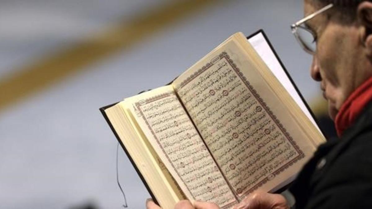 Un muslmán lee el Corán en la Gran Mezquita de Estrasburgo, tras los atentados contra el semanario 'Charlie Hebdo'.