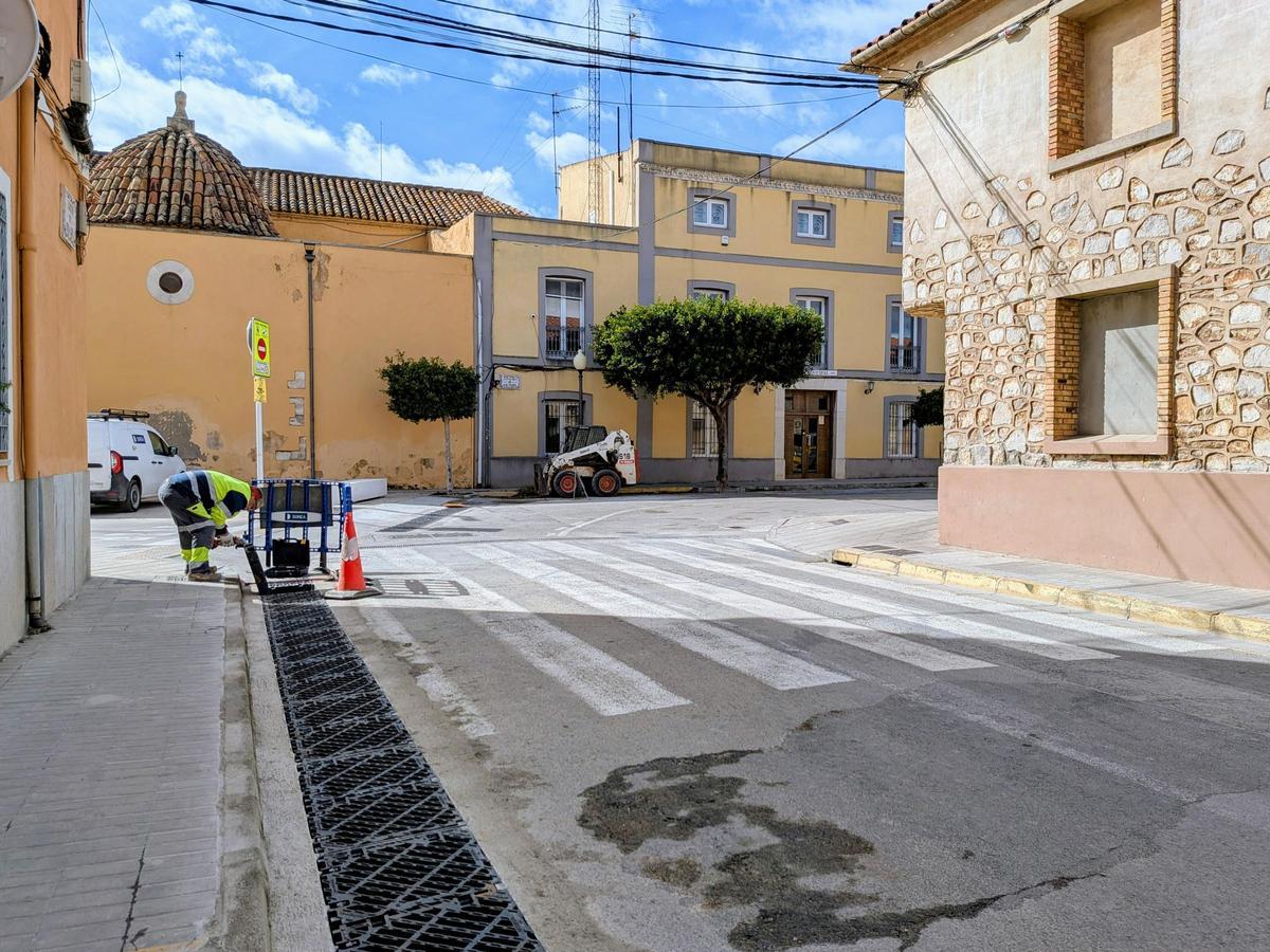 Benicarló ha finalizado las obras de canalización de pluviales en la calle de Sant Francesc y resuelto un punto negro de inundaciones.