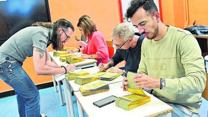 Darrers preparatius abans de les eleccions ahir en un centre de votació a Torí | EFE