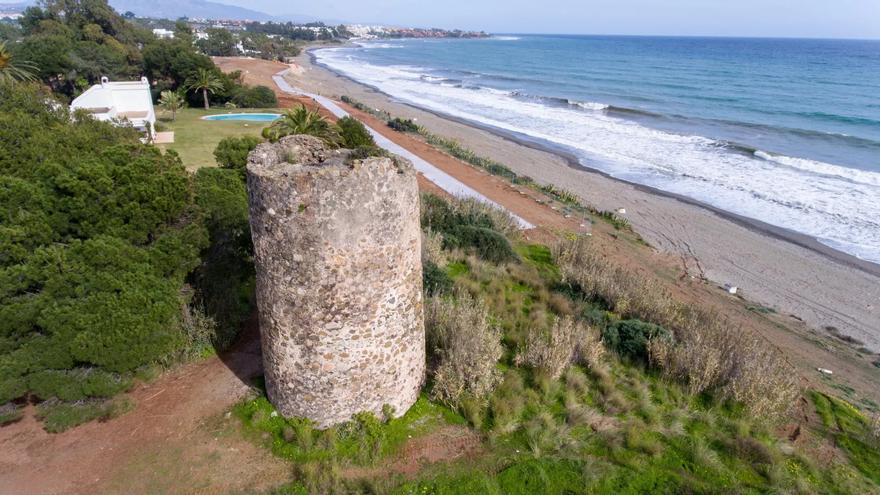 Muere un hombre al caer con un quad por un acantilado en Estepona