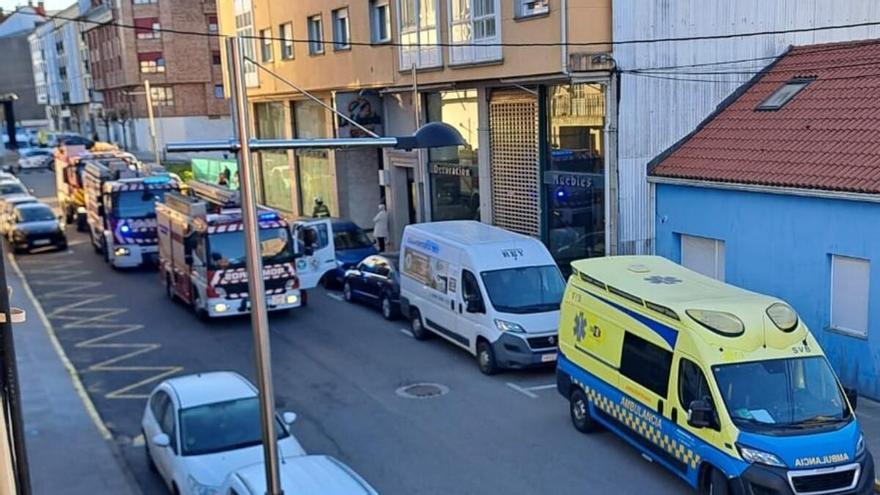 Sofocan un incendio sin heridos en Negreira en el rellano de un trastero de la avenida de Vilachán