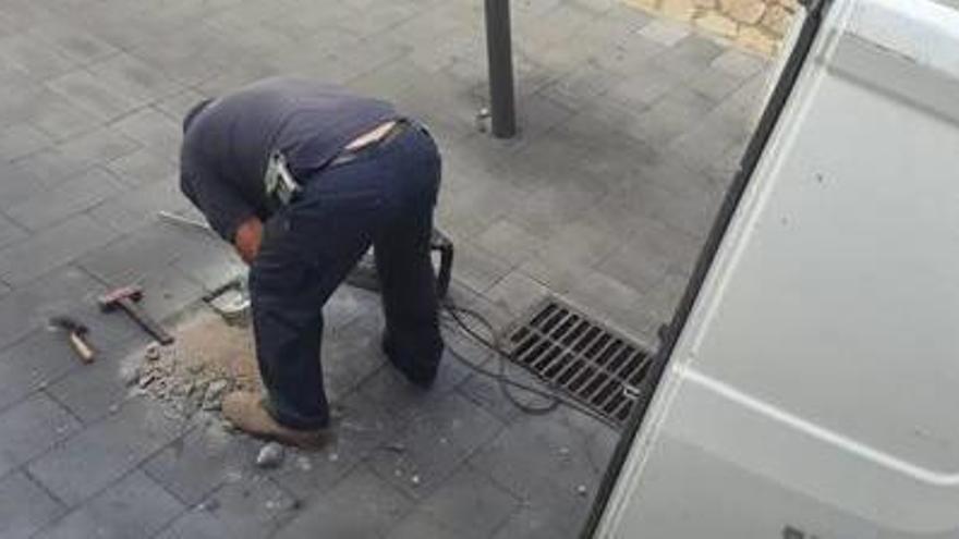 Un operari retira les pilones del carrer de la Penitència.