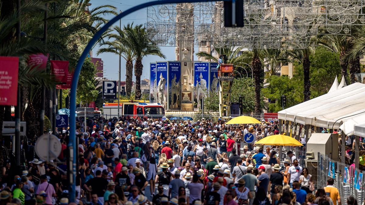 Ambiente en Alfonso el Sabio antes de la mascletà