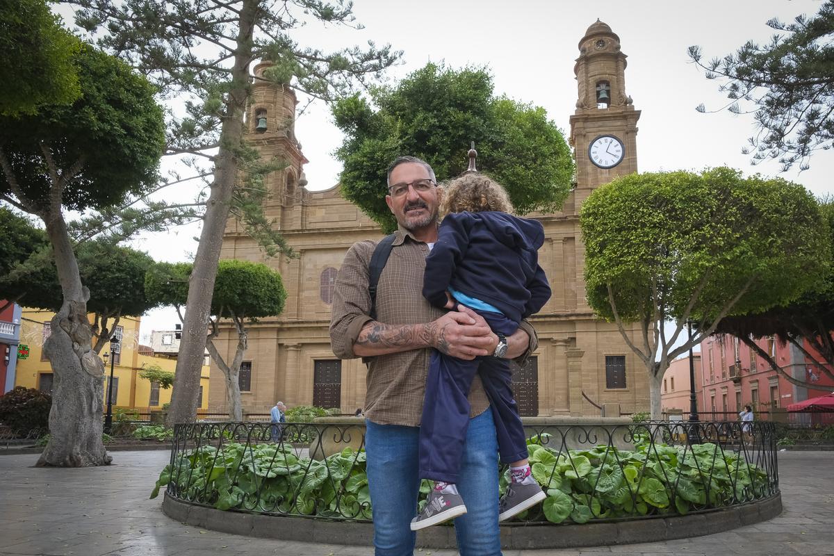 Santiago García junto a su hija