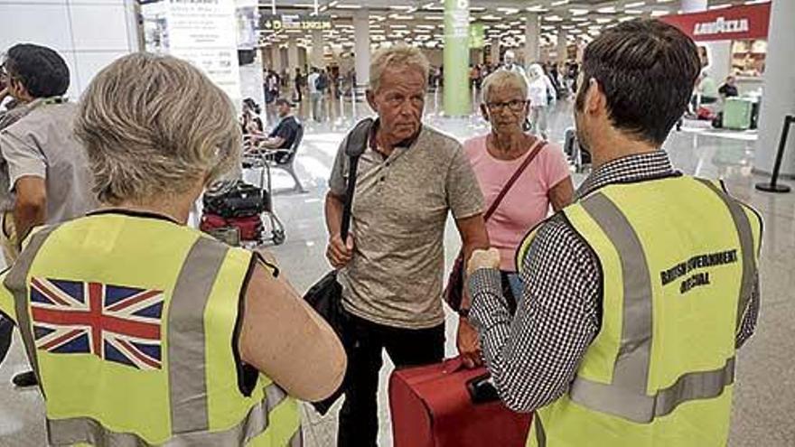 Personal británico está ayudando a los turistas para su repatriación.