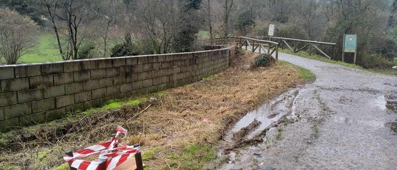 El pozo tapado y balizado de forma provisional en plena Senda del Oso, a la salida de Tuñón (Santo Adriano).