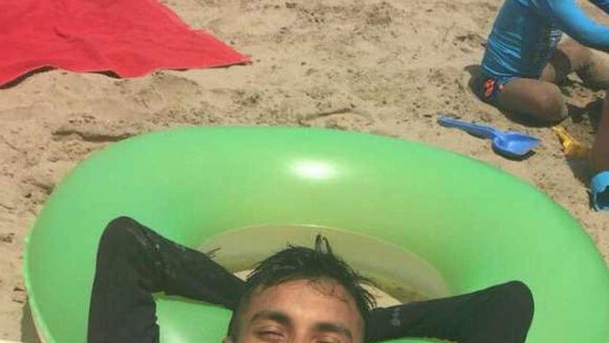 Wilmer Arias, en la playa, tras ser operado por el doctor Cavadas.