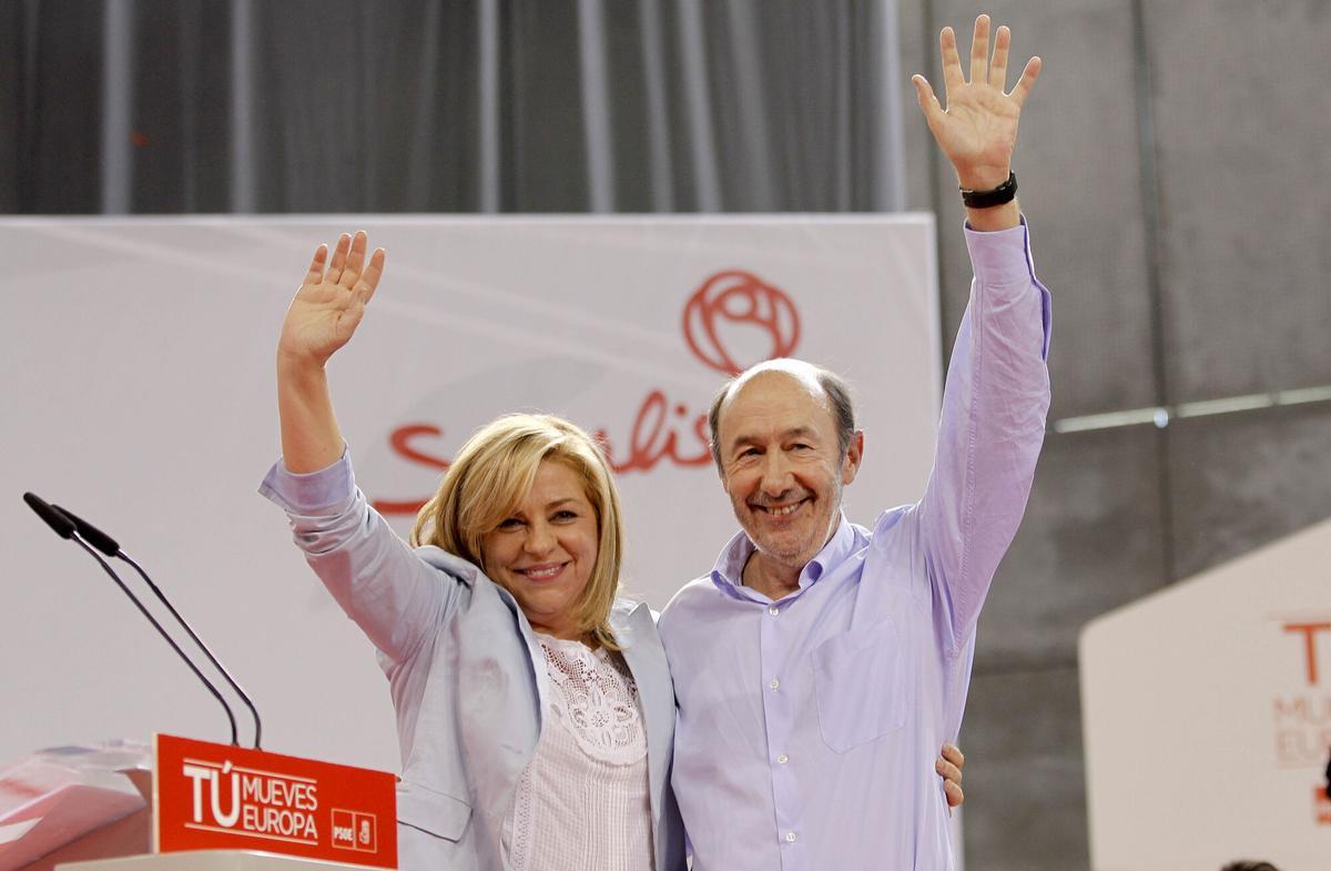 Elena Valenciano con Alfredo Perez Rubalcaba en mayo de 2014.