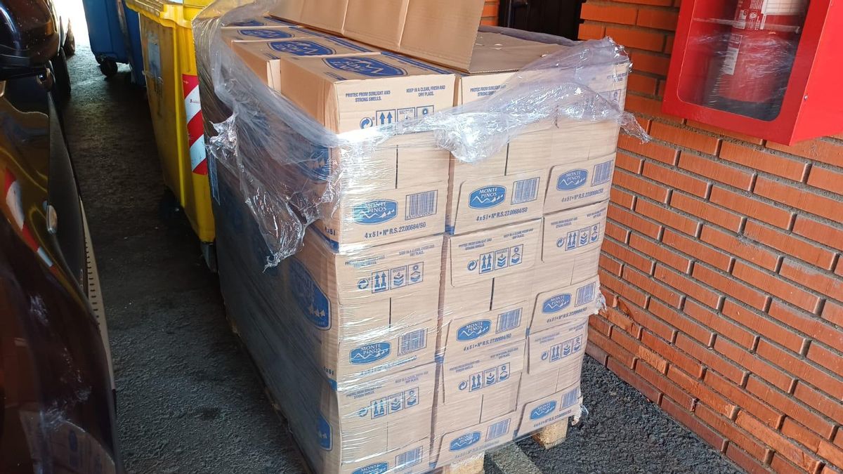 Palets con agua mineral enviados por la Diputación de Cáceres