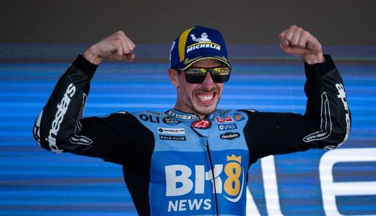Àlex Márquez celebra su triunfo de hoy, en Jerez, a lo grande.
