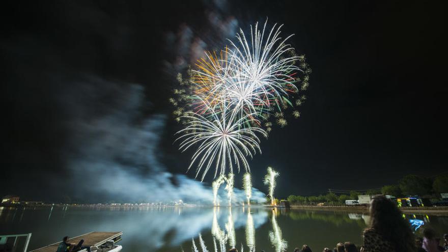 El castell de focs reedita la seva màgia amb molt foc i música femenina