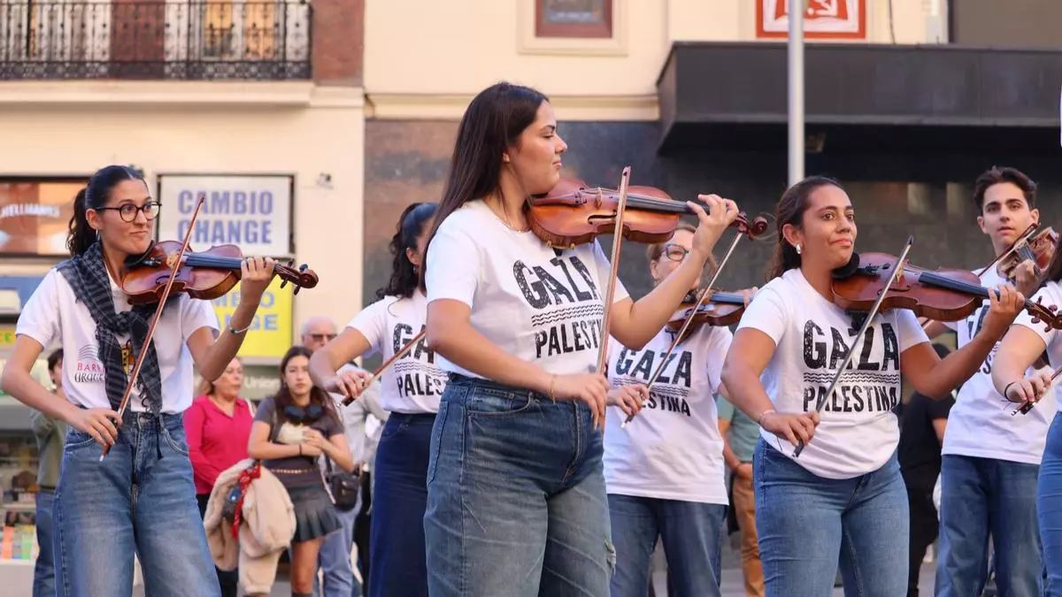 Una orquesta juvenil canaria irrumpe en el centro de Madrid con un 'flashmob' para reclamar el cese del genocidio en Gaza