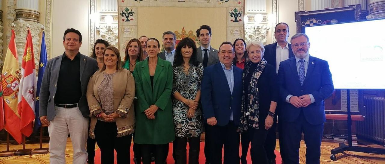 Alfredo García Quintana, primero por la derecha, ayer, en Valladolid, junto a varios representantes de Saborea España y de otros ayuntamientos vinculados al proyecto. | LNE